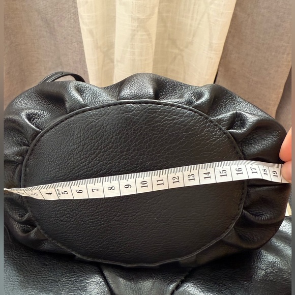 Antik Kraft Black Shoulder Bag with Gold Chain (faux leather) - Picture 10 of 11